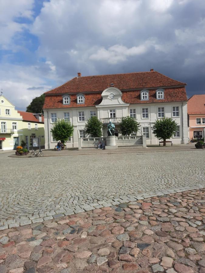 Ferienwohnung Am Schloss Reuterstadt Stavenhagen Eksteriør bilde